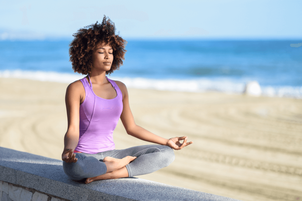 Persona practicando meditación en un entorno natural