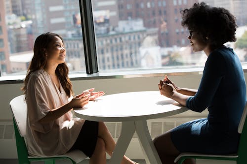 Gratis Fotografía De Mujeres Hablando Entre Ellas Foto de stock