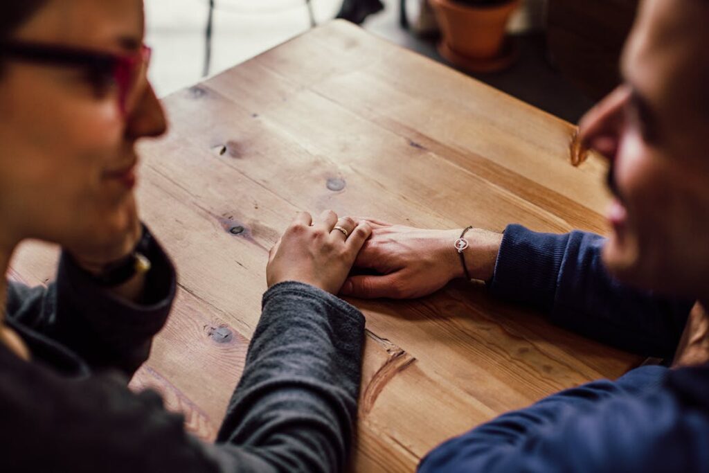 Gratis Hombre Y Mujer, Sentado, Juntos, Delante De, Mesa Foto de stock