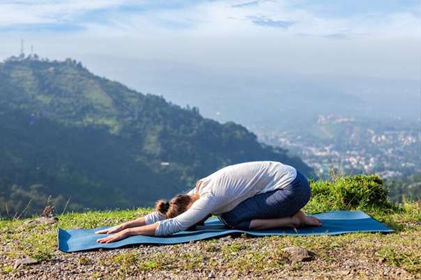 Persona practicando yoga adaptado con movimientos suaves