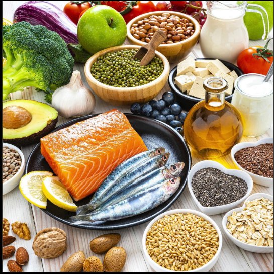 Alimentos antiinflamatorios naturales como salmón, aceite de oliva, frutos secos y vegetales
