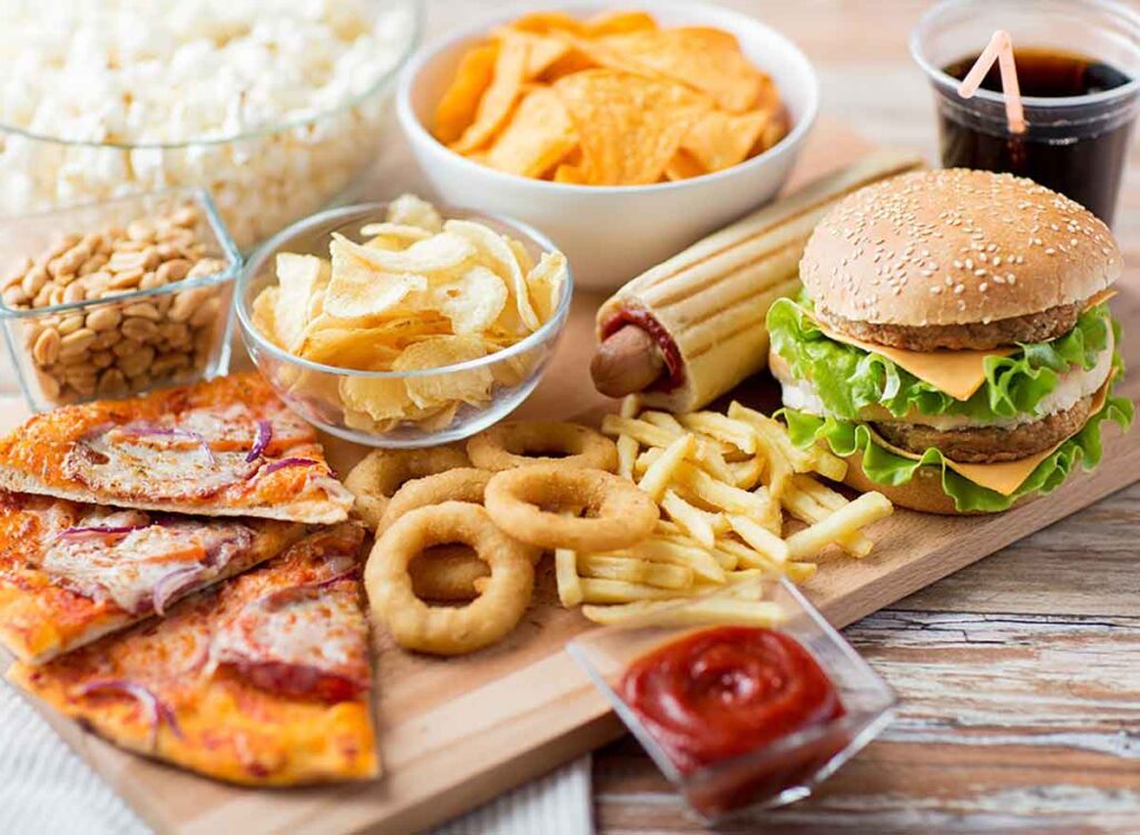Alimentos inflamatorios como bebidas azucaradas, embutidos y frituras
